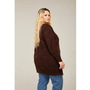 Cardigan feminino plus size em lã tricô quadriculado com manga longa.