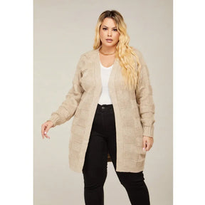 Cardigan feminino plus size em lã tricô quadriculado com manga longa.